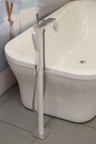 15473400 PuraVida Смеситель для ванны, однорычажный, напольный, ½’